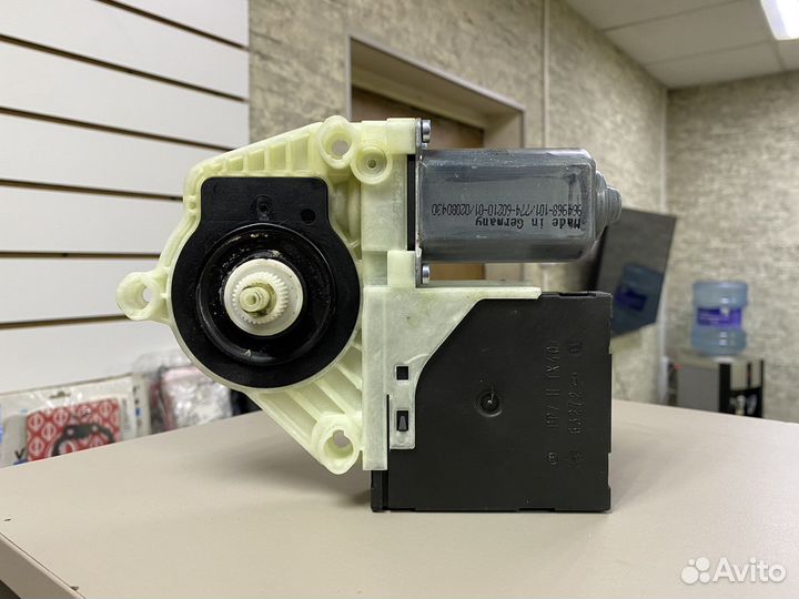 Моторчик стеклоподъемника передний правый Гольф 6