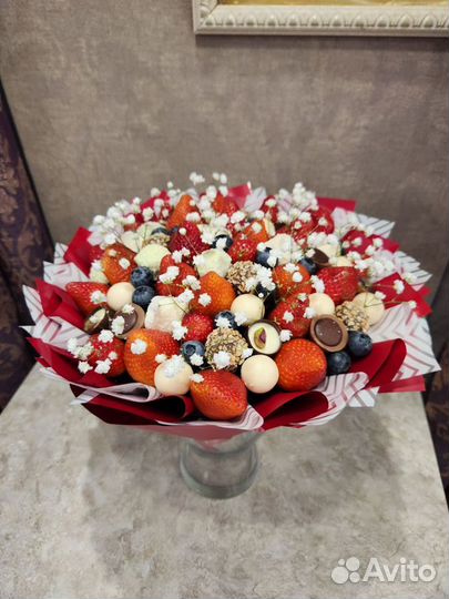 Съедобные букеты из ягод, конфет цветов