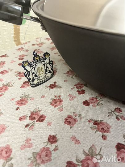 Чугунная сковорода вок Bergner