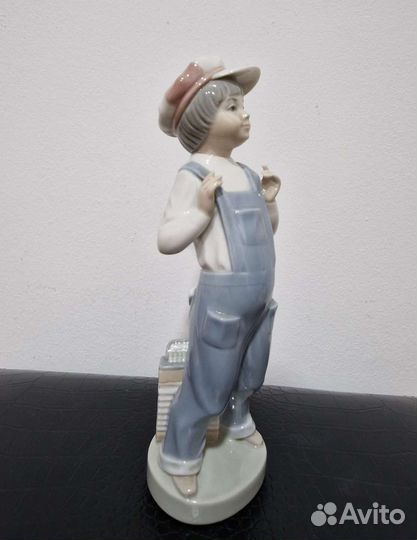 Фарфоровая статуэтка Lladr