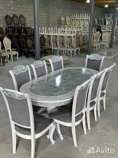 Стол и стулья