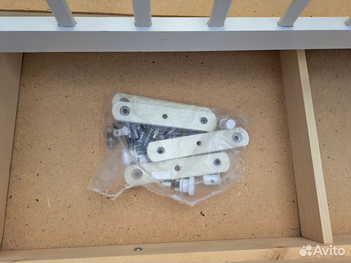 Детская кроватка с маятником и ящиком