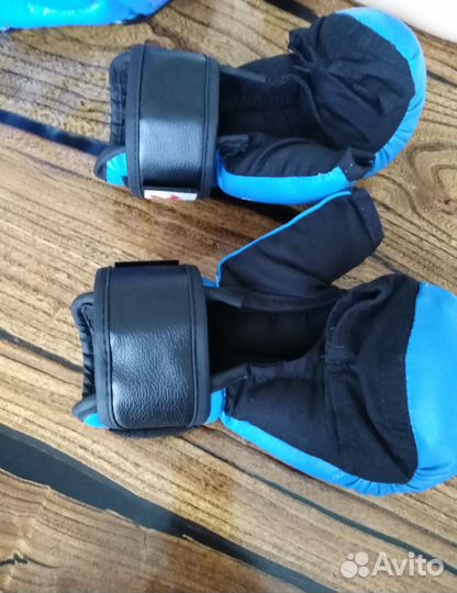 Шлем и перчатки для рукопашного боя