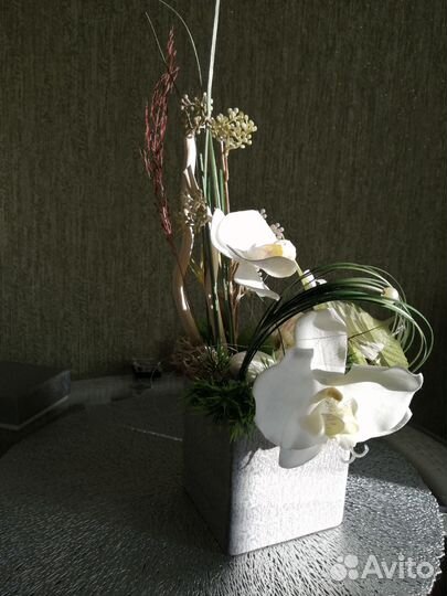 Цветочная композиция из искусственных цветов