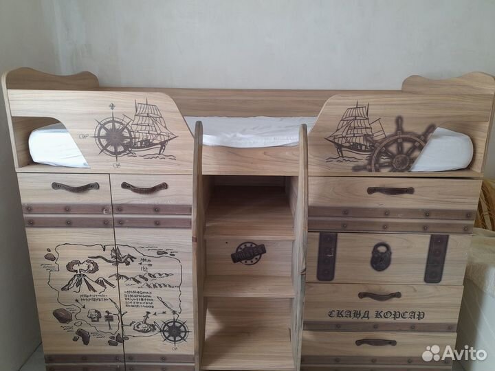 Кровать чердак со столом и шкафом