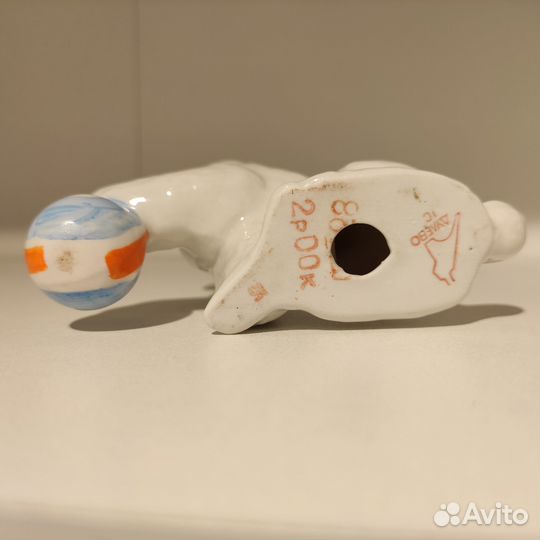 Красивая фарфоровая статуэтка «Пудель с мячиком»