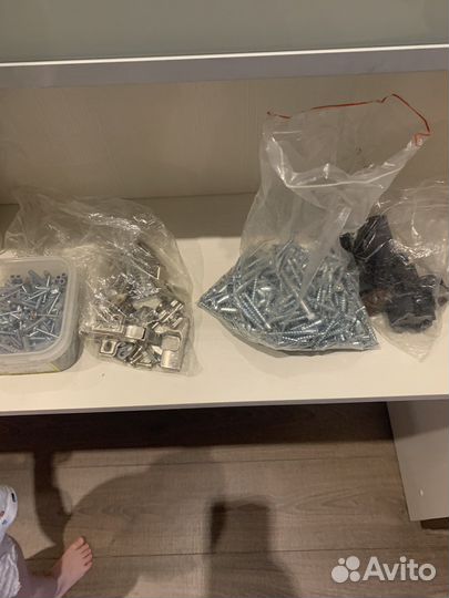 Петли мебельные, саморезы, ножки, коробка дюбелей