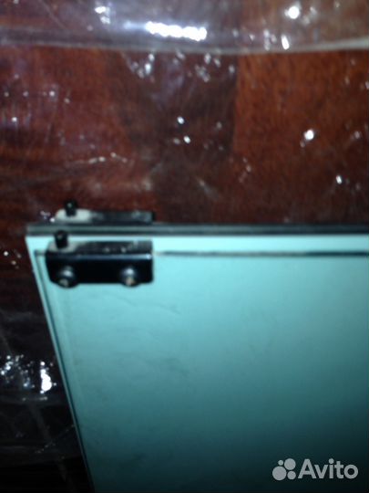 Стеклянные двери и полки