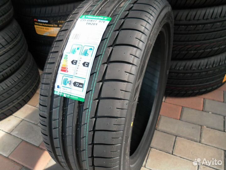 Triangle Sports TH201 255/40 R18 99V