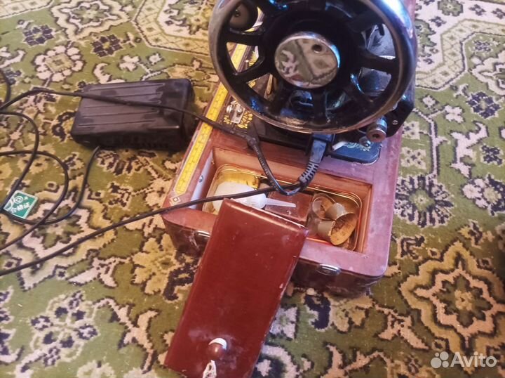 Швейная машина lark