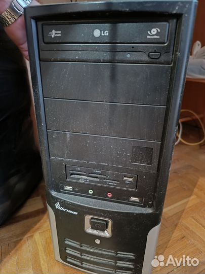 Компьютерный стол вместе с компьютером