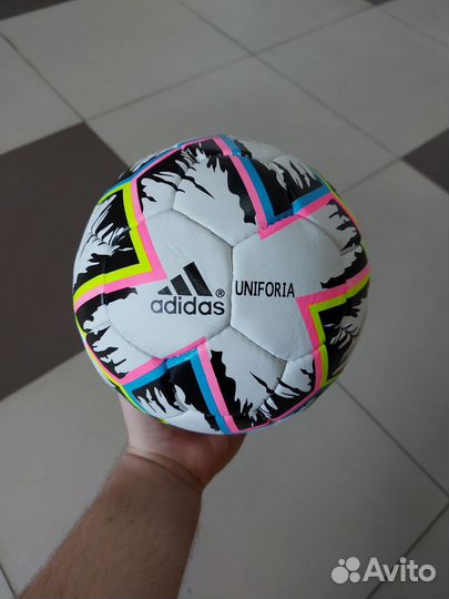 Футбольный мяч adidas uniforia новый