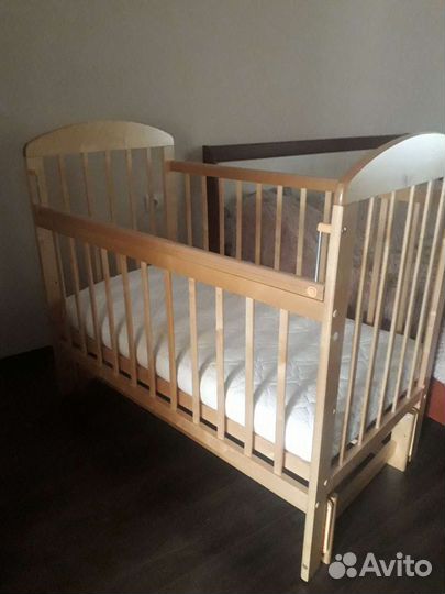 Детская кроватка с маятником