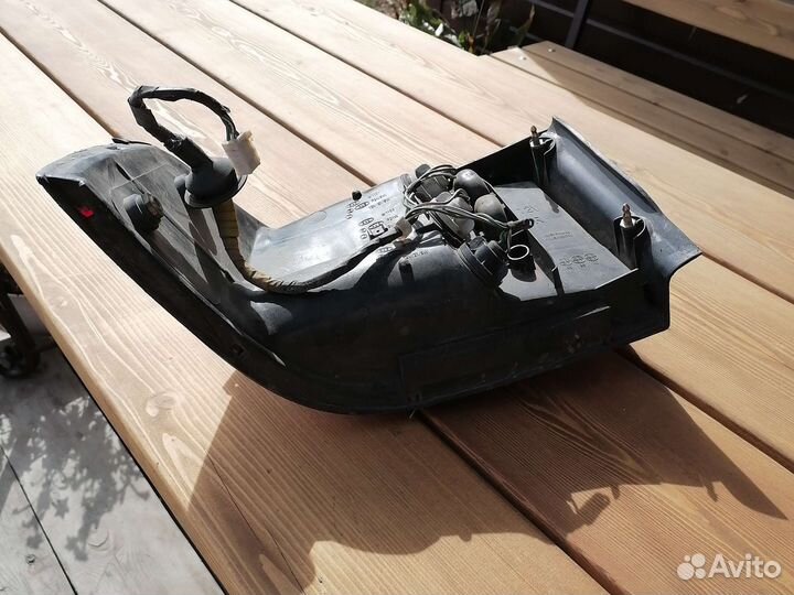 Задний правый фонарь лексус LS400