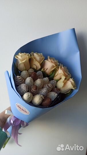 Букет из роз и клубники