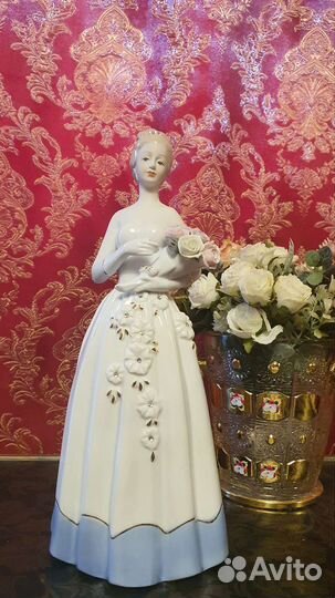Статуэтка фарфоровая