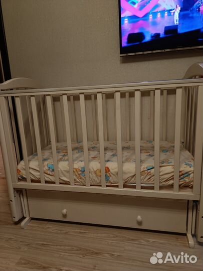 Детская кроватка с маятником и ящиком