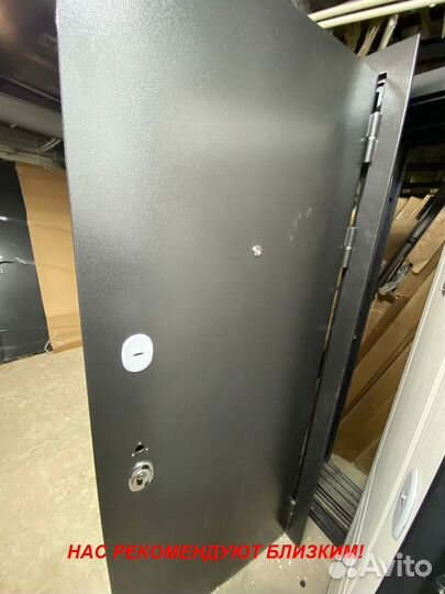 Толстая дверь металлическая в дом