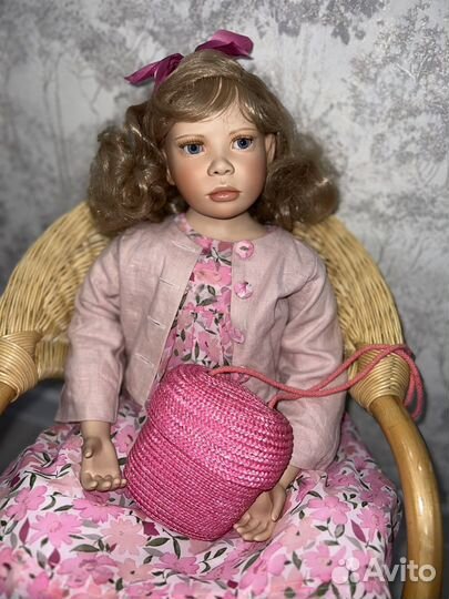 Фарфоровая кукла