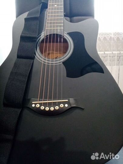 Гитара новая с чехлом, ремнем,капо,аксессуары