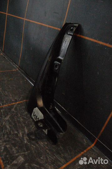 Брызговик передний левый - Toyota RAV 4