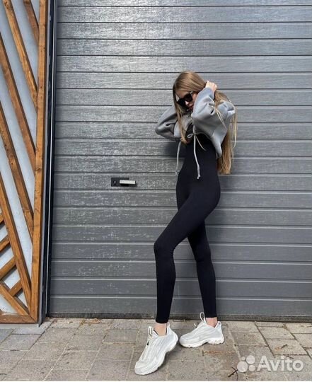 Комбинезон и укороченная ветровка