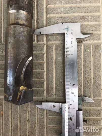 Топор, молотки каменщика, ключи, сверло