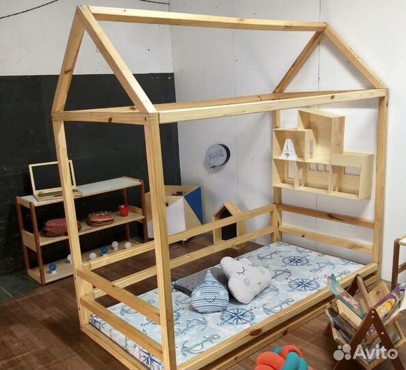 Детская кроватка домик из массива дерева