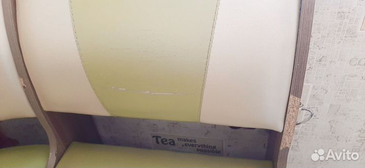 Кухонный уголок со столом и стульями