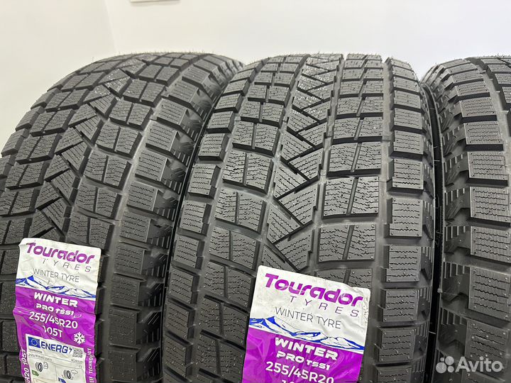 Tourador Winter Pro TSS1 255/45 R20 105T