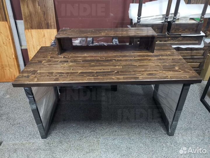 Компьютерный стол из дерева