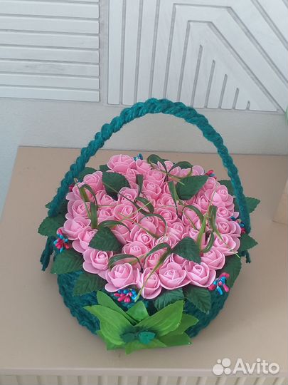 Корзина с искуственными цветами