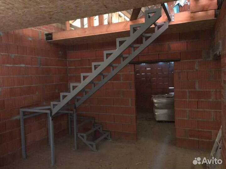Металлический каркас лестницы в дом