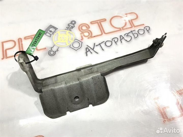 Кронштейн переднего крыла правый Toyota Ipsum ACM