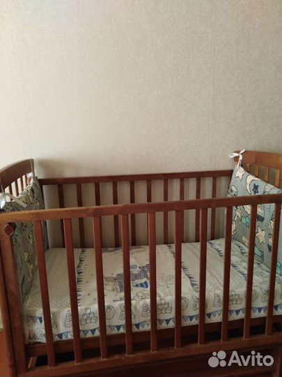 Детская кроватка с маятником