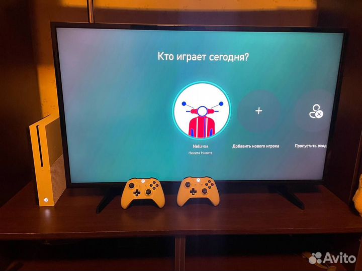 Xbox One S 1TB + 2 геймпада