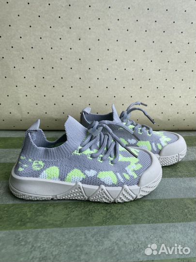 Детские кроссовки новые 28-32