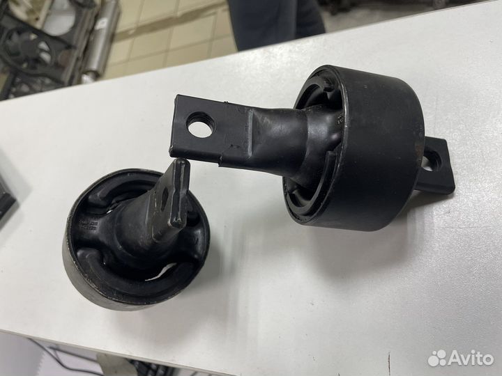 Саленблоки задних рычагов honda 52385SK7N02