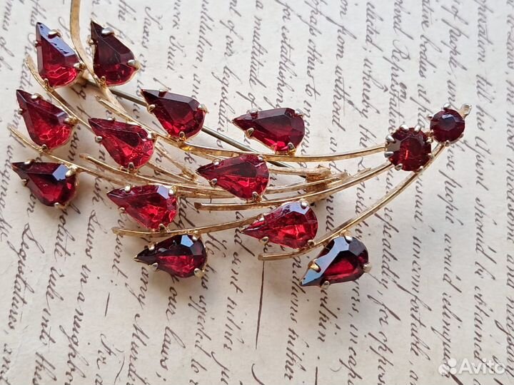 Брошь СССР с красными камнями
