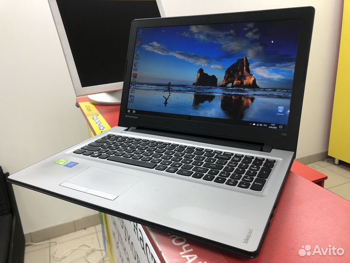 Ноутбук 4 ядра GeForce 920 SSD Win10 бат держит