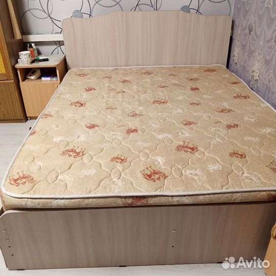 Кровать с матрасом,двухспальная 160на200