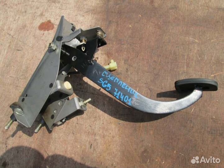 Педаль сцепления Subaru Forester SG5 EJ202 2003/10
