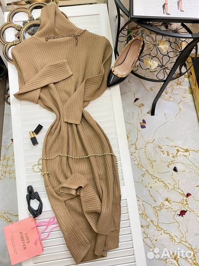 Платье с горлом