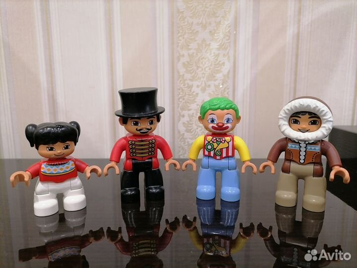 Продам фигурки человечков Лего Дупло одним лотом