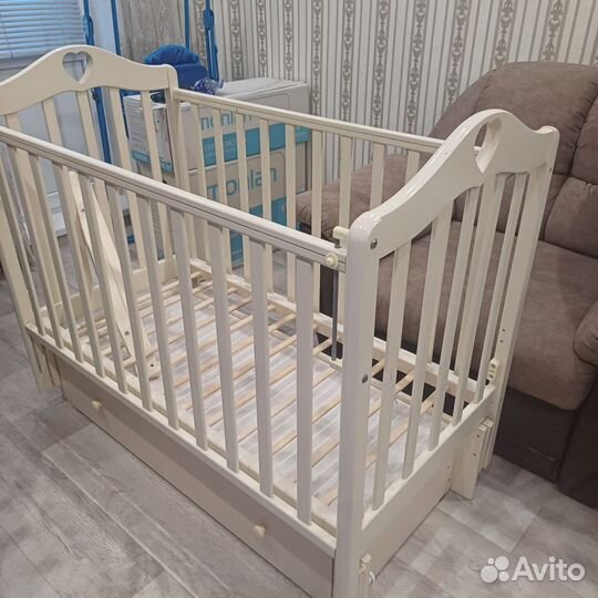 Детская кроватка с маятником и ящиком