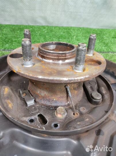 Кулак задний правый Lexus GS300 (S160) 2001