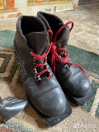 Беговые лыжи с палками и ботинками