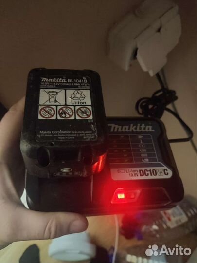 Зарядное устройство для шуруповерта AEG, Makita