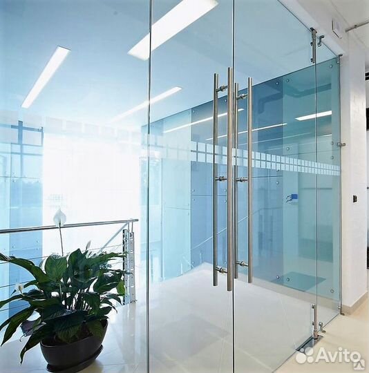 Стеклянные двери и перегородки