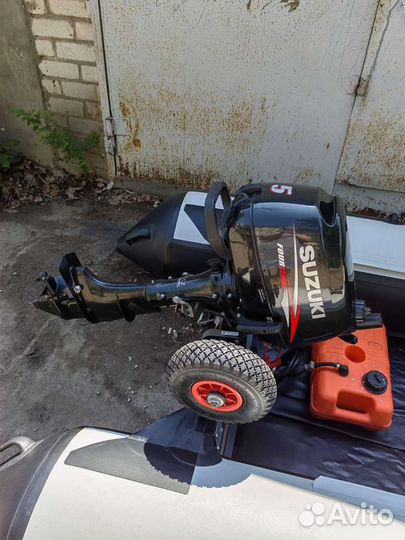 Надувная лодка с мотором